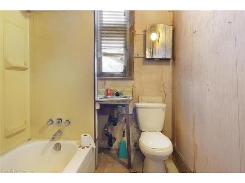 143 Catharine Street N, Hamilton, ON - Indoor Photo Showing Bathroom