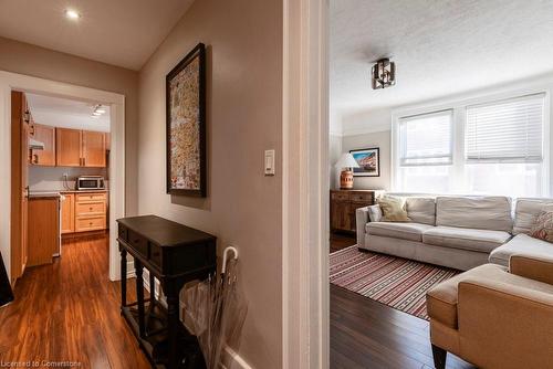 8-9 Rockwood Place, Hamilton, ON - Indoor Photo Showing Living Room