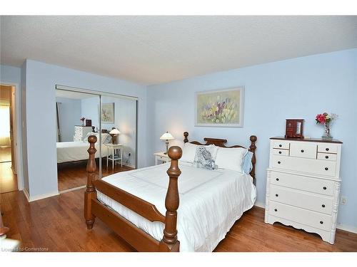 102-2055 Walkers Line, Burlington, ON - Indoor Photo Showing Bedroom