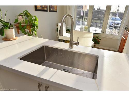 102-2055 Walkers Line, Burlington, ON - Indoor Photo Showing Kitchen