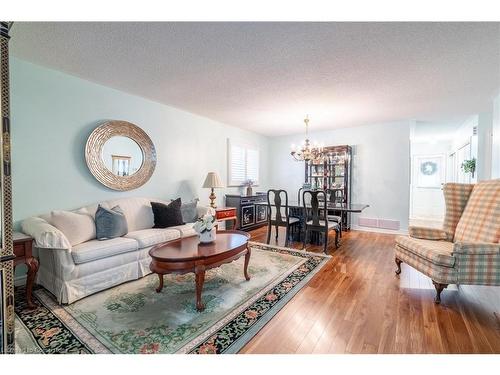 345 Silverbirch Boulevard, Mount Hope, ON - Indoor Photo Showing Living Room