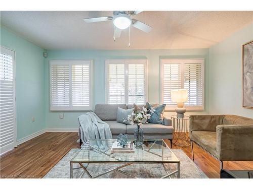 345 Silverbirch Boulevard, Mount Hope, ON - Indoor Photo Showing Living Room