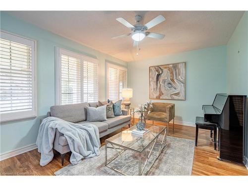 345 Silverbirch Boulevard, Mount Hope, ON - Indoor Photo Showing Living Room