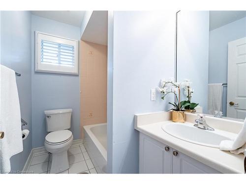 345 Silverbirch Boulevard, Mount Hope, ON - Indoor Photo Showing Bathroom