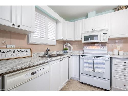 345 Silverbirch Boulevard, Mount Hope, ON - Indoor Photo Showing Kitchen With Double Sink