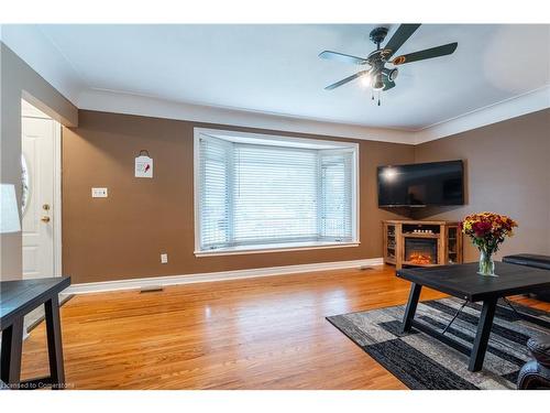 737 Upper Ottawa Street, Hamilton, ON - Indoor Photo Showing Living Room