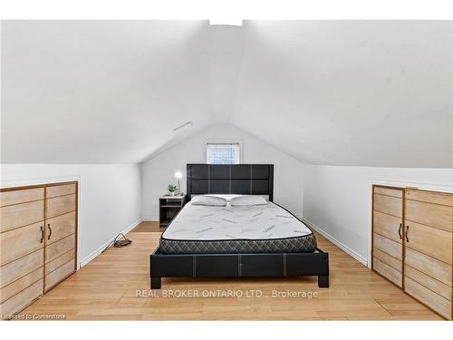 5317 Third Avenue, Niagara Falls, ON - Indoor Photo Showing Bedroom