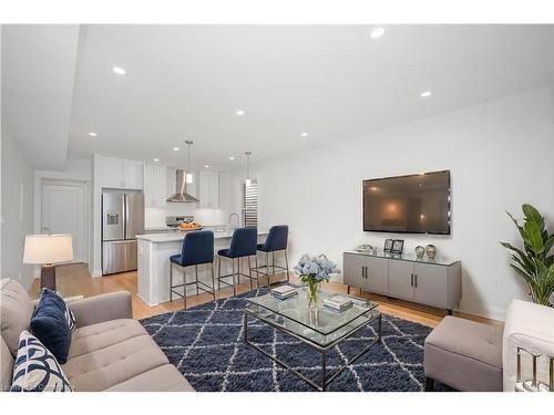 2-72 Dundurn Street N, Hamilton, ON - Indoor Photo Showing Living Room