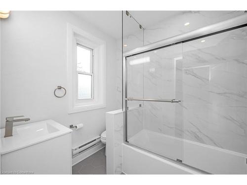 2-72 Dundurn Street N, Hamilton, ON - Indoor Photo Showing Bathroom