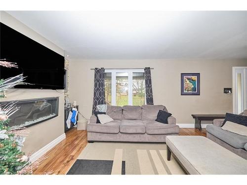 904 Robinson Road, Dunnville, ON - Indoor Photo Showing Living Room With Fireplace