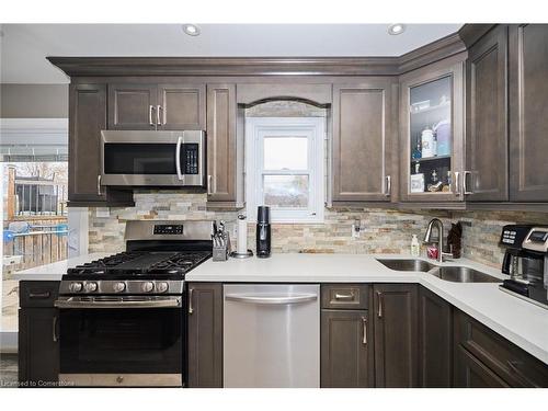 904 Robinson Road, Dunnville, ON - Indoor Photo Showing Kitchen With Double Sink With Upgraded Kitchen