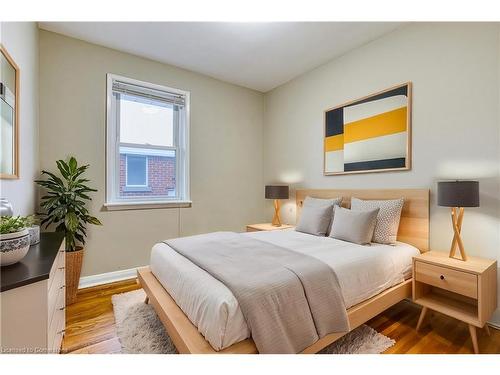 10 Fernwood Crescent, Hamilton, ON - Indoor Photo Showing Bedroom