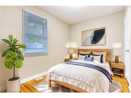 10 Fernwood Crescent, Hamilton, ON - Indoor Photo Showing Bedroom