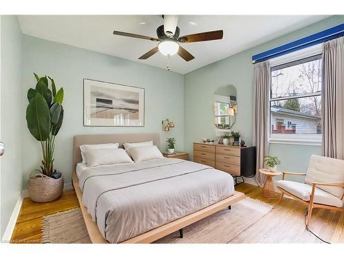 10 Fernwood Crescent, Hamilton, ON - Indoor Photo Showing Bedroom