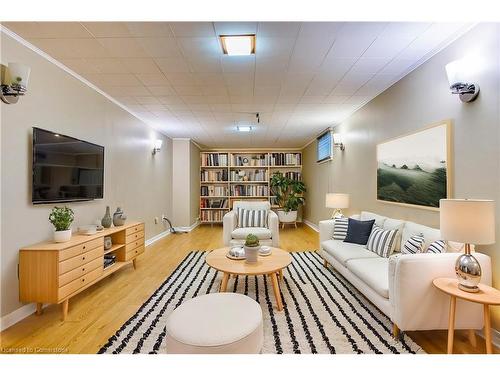 10 Fernwood Crescent, Hamilton, ON - Indoor Photo Showing Living Room