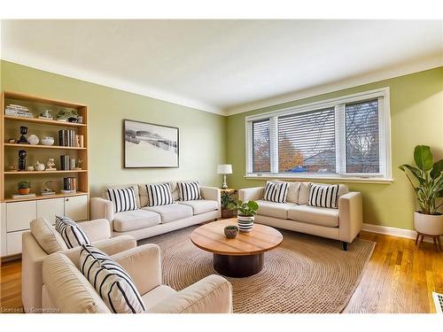 10 Fernwood Crescent, Hamilton, ON - Indoor Photo Showing Living Room