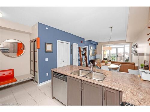 428-216 Oak Park Boulevard, Oakville, ON - Indoor Photo Showing Kitchen With Double Sink