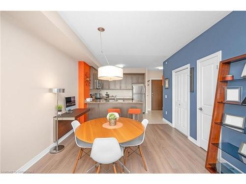 428-216 Oak Park Boulevard, Oakville, ON - Indoor Photo Showing Dining Room