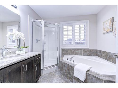 23 Blackburn Lane, Hamilton, ON - Indoor Photo Showing Bathroom