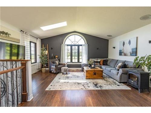 11635 Burnaby Road, Wainfleet, ON - Indoor Photo Showing Living Room