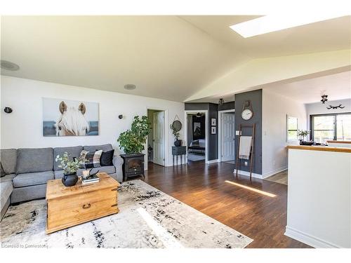 11635 Burnaby Road, Wainfleet, ON - Indoor Photo Showing Living Room