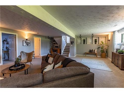 11635 Burnaby Road, Wainfleet, ON - Indoor Photo Showing Living Room