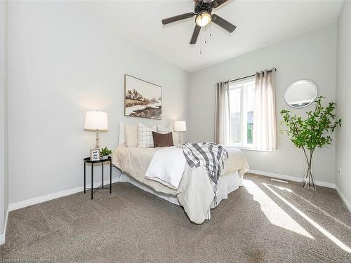 32 Abbotsford Trail, Hamilton, ON - Indoor Photo Showing Bedroom