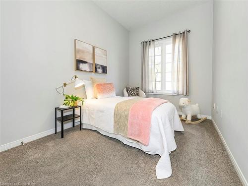 32 Abbotsford Trail, Hamilton, ON - Indoor Photo Showing Bedroom