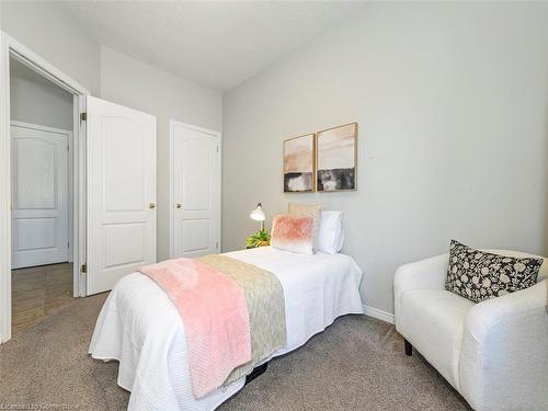 32 Abbotsford Trail, Hamilton, ON - Indoor Photo Showing Bedroom