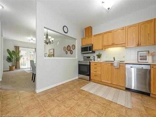 32 Abbotsford Trail, Hamilton, ON - Indoor Photo Showing Kitchen