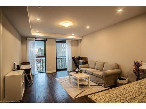 919-118 King Street E, Hamilton, ON - Indoor Photo Showing Living Room