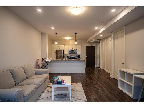 919-118 King Street E, Hamilton, ON - Indoor Photo Showing Living Room