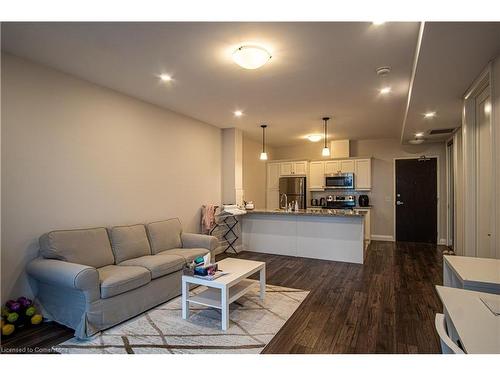 919-118 King Street E, Hamilton, ON - Indoor Photo Showing Living Room