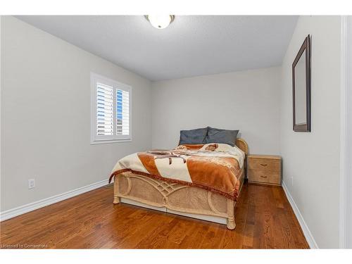 393 Old Mud Street, Stoney Creek, ON - Indoor Photo Showing Bedroom