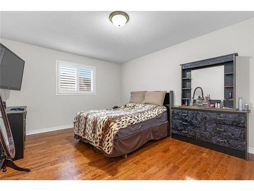 393 Old Mud Street, Stoney Creek, ON - Indoor Photo Showing Bedroom