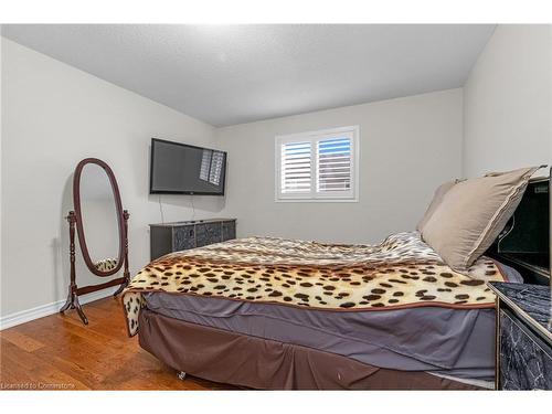 393 Old Mud Street, Stoney Creek, ON - Indoor Photo Showing Bedroom