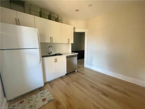 2-27 Strathcona Avenue S, Hamilton, ON - Indoor Photo Showing Kitchen