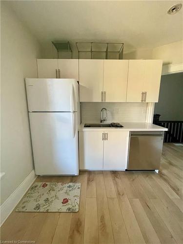 2-27 Strathcona Avenue S, Hamilton, ON - Indoor Photo Showing Kitchen