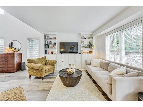 1-39 Panabaker Drive, Ancaster, ON - Indoor Photo Showing Living Room