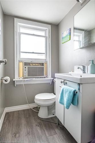 1125 Cannon Street E, Hamilton, ON - Indoor Photo Showing Bathroom