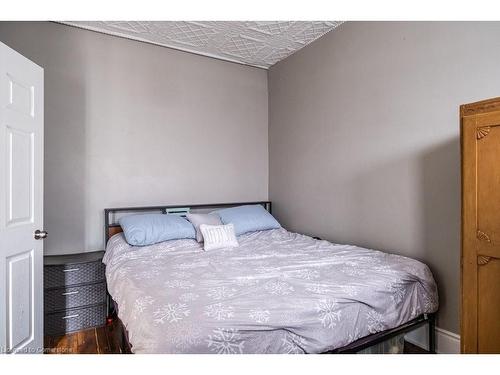 1125 Cannon Street E, Hamilton, ON - Indoor Photo Showing Bedroom