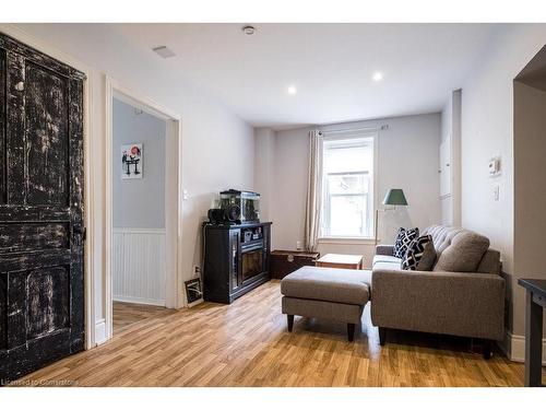 1125 Cannon Street E, Hamilton, ON - Indoor Photo Showing Living Room