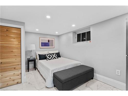 69 Roxborough Avenue, Hamilton, ON - Indoor Photo Showing Bedroom