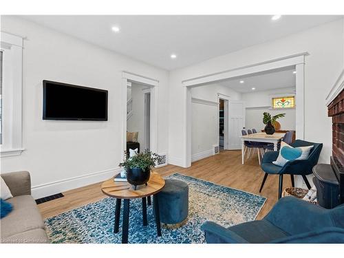 69 Roxborough Avenue, Hamilton, ON - Indoor Photo Showing Living Room