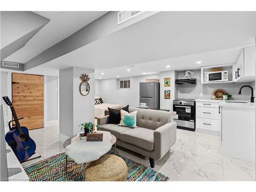 69 Roxborough Avenue, Hamilton, ON - Indoor Photo Showing Living Room