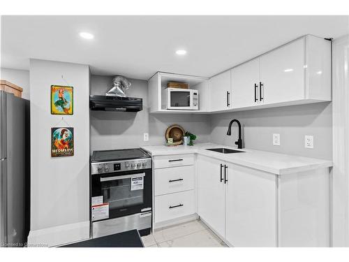 69 Roxborough Avenue, Hamilton, ON - Indoor Photo Showing Kitchen