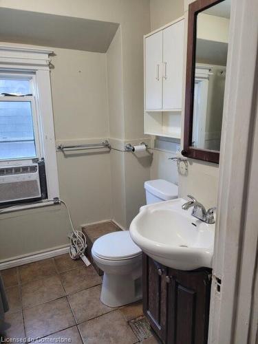 Upper-435 Aberdeen Avenue, Hamilton, ON - Indoor Photo Showing Bathroom