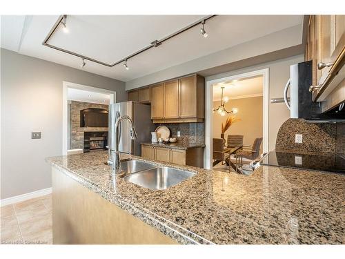 14 Evergreens Drive, Grimsby, ON - Indoor Photo Showing Kitchen With Double Sink With Upgraded Kitchen