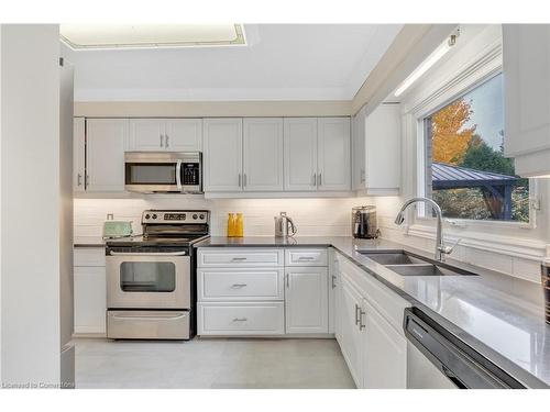 196 Amberly Boulevard, Ancaster, ON - Indoor Photo Showing Kitchen With Double Sink With Upgraded Kitchen