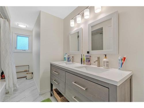 196 Amberly Boulevard, Ancaster, ON - Indoor Photo Showing Bathroom